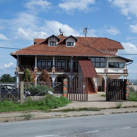 Motel Imperija Ub 外观 照片